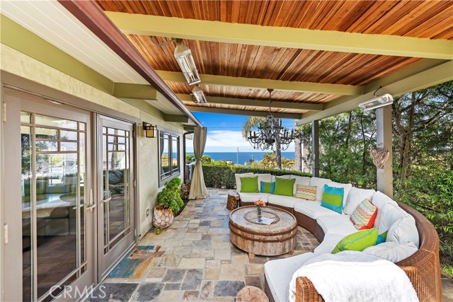 2830 Chateau Way, Laguna Beach CA: https://media.crmls.org/medias/f1af5f3b-0ba0-40af-b291-de475eb6d617.jpg