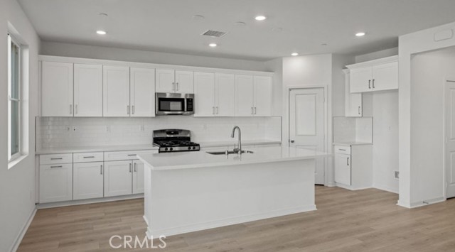 Detail Gallery Image 5 of 7 For 9583 Silverstein Dr, Riverside,  CA 92508 - 4 Beds | 3 Baths