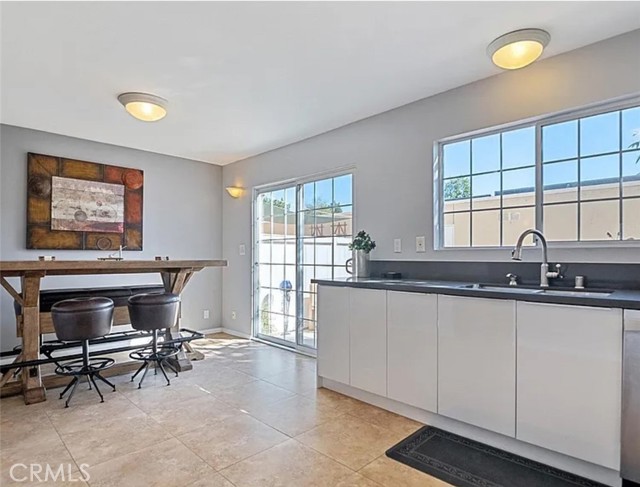 Detail Gallery Image 12 of 23 For 19110 Kittridge St #5,  Reseda,  CA 91335 - 3 Beds | 1/1 Baths