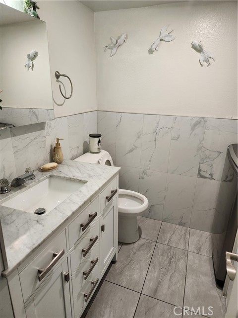 Detail Gallery Image 10 of 22 For 13621 Valerio St #B,  Van Nuys,  CA 91405 - 3 Beds | 2/1 Baths