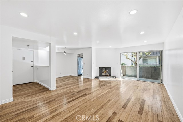 Detail Gallery Image 2 of 17 For 15030 Victory Bld #103,  Van Nuys,  CA 91411 - 2 Beds | 2 Baths