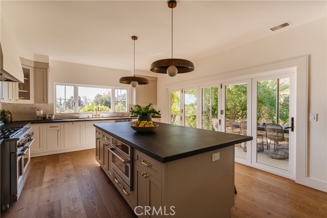 2201 N Hobart Boulevard, Los Angeles CA: https://media.crmls.org/medias/f1b5c025-2427-4a7c-9f23-c7aaf458df81.jpg