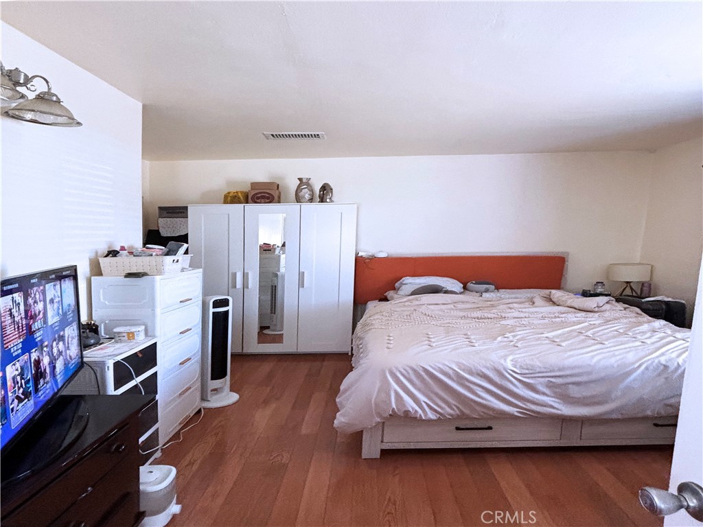 https://media.crmls.org/medias/f1b782e3-6d5b-4516-8a41-605e15f780ea.jpg?preset=X-Large