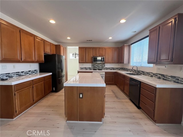 Detail Gallery Image 12 of 32 For 4111 Vahan Ct, Lancaster,  CA 93536 - 5 Beds | 3 Baths