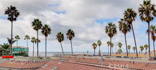 Rooftop deck with ocean view is better live!