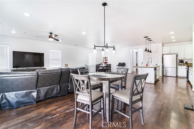 15992 Yosemite Street, Victorville CA: https://media.crmls.org/medias/f1badfd8-a95b-4f68-ad91-f9f0586fd71d.jpg