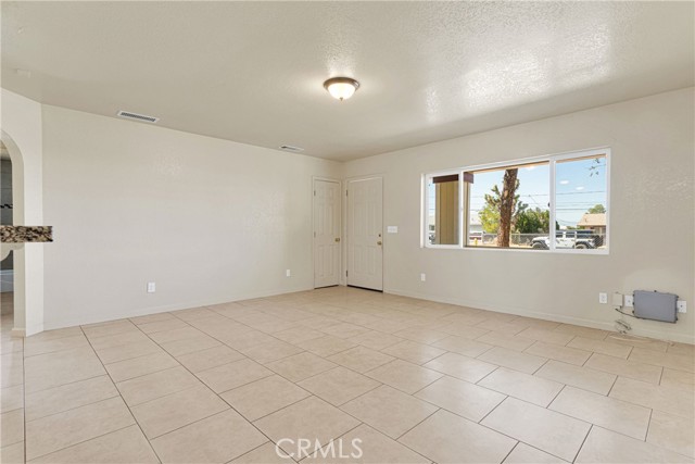 Detail Gallery Image 11 of 32 For 12419 Pawnee Rd, Apple Valley,  CA 92308 - 3 Beds | 2 Baths