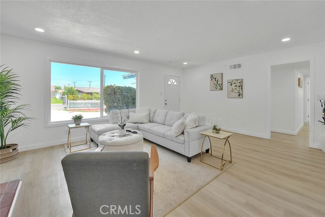 Detail Gallery Image 5 of 54 For 9398 Exeter Ave, Montclair,  CA 91763 - 3 Beds | 2 Baths