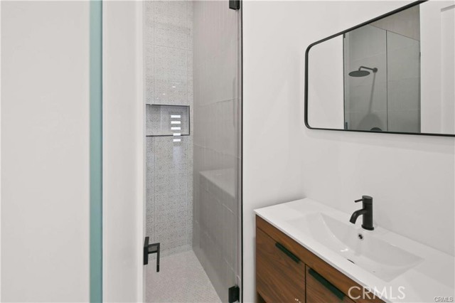 Detail Gallery Image 20 of 36 For 7842 Lasaine Ave, Northridge,  CA 91325 - 7 Beds | 5/1 Baths