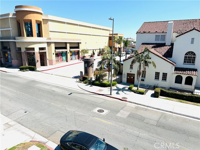 300 N Isabel Street, Glendale CA: https://media.crmls.org/medias/f1bd8236-88f2-4332-987f-747c41e1e070.jpg