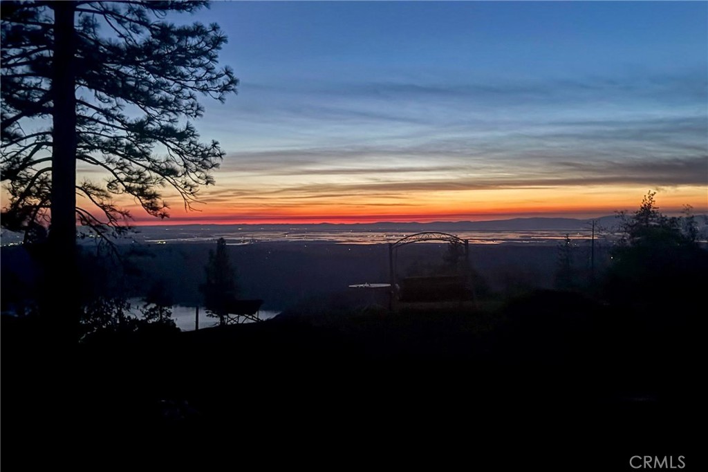 https://media.crmls.org/medias/f1bf7bda-64c9-4619-828b-9aa97456973d.jpg?preset=X-Large