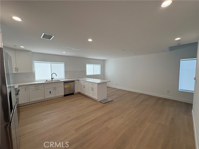 Detail Gallery Image 2 of 21 For 14165 Calvert St, Van Nuys,  CA 91401 - 4 Beds | 4 Baths