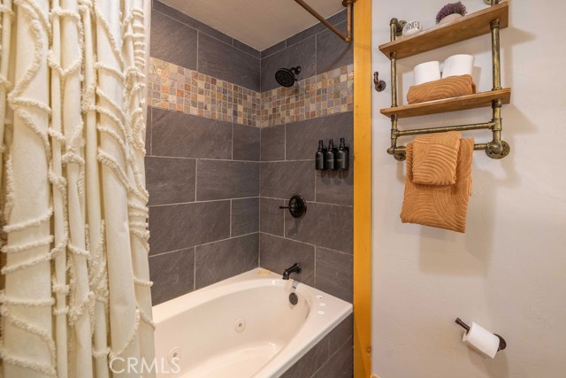 893 Silver Tip Drive, Big Bear CA: https://media.crmls.org/medias/f1c178df-f011-4815-ae05-20998393192e.jpg