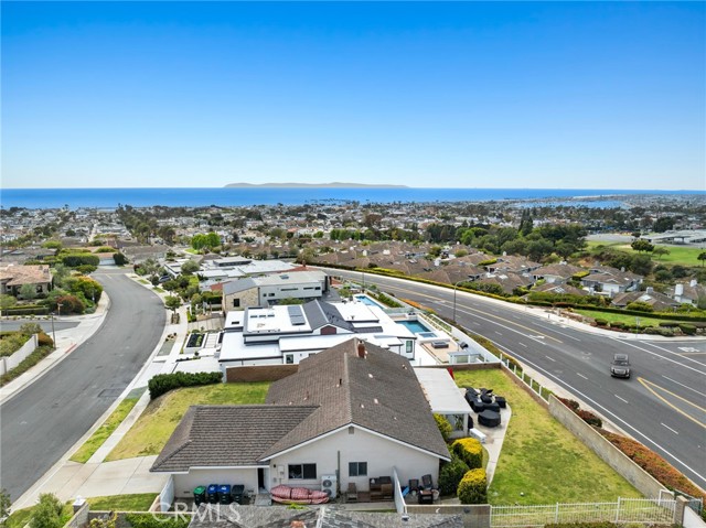 935 Tiller Way, Corona del Mar CA: https://media.crmls.org/medias/f1c19d27-1706-4468-a988-35679183eda8.jpg