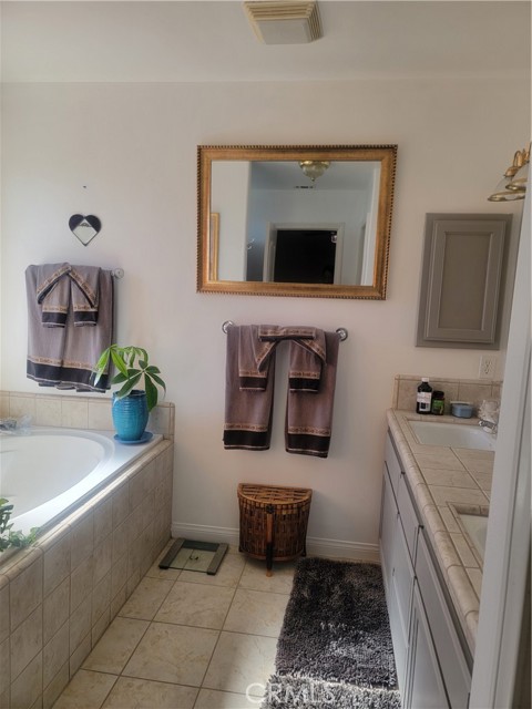 21961 Thunderbird, Apple Valley CA: https://media.crmls.org/medias/f1c3b475-b70e-4d84-aeb6-9077b91f6399.jpg