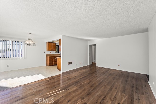 Detail Gallery Image 4 of 28 For 15000 Halldale Ave #101,  Gardena,  CA 90247 - 2 Beds | 2 Baths