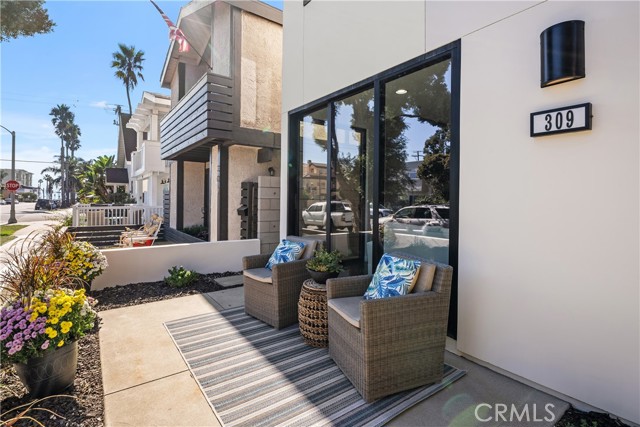 Detail Gallery Image 4 of 34 For 309 6th St, Huntington Beach,  CA 92648 - 3 Beds | 4 Baths