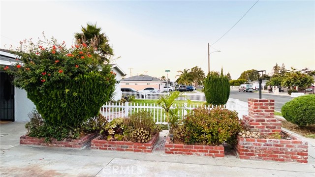 Detail Gallery Image 3 of 18 For 1018 S Austin St, Santa Ana,  CA 92704 - 4 Beds | 3 Baths