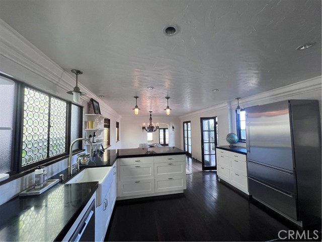 Detail Gallery Image 6 of 27 For 2444 the Strand, Hermosa Beach,  CA 90254 - 4 Beds | 3/1 Baths