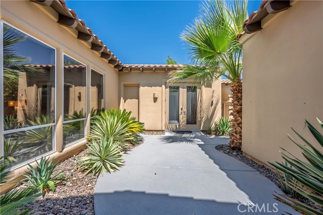 56720 Jack Nicklaus Boulevard, La Quinta CA: https://media.crmls.org/medias/f1ce7f48-7f49-45dc-ae51-200a35d72529.jpg