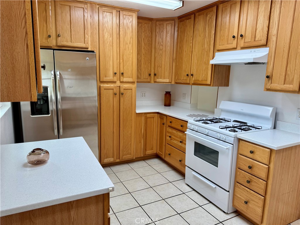 https://media.crmls.org/medias/f1ce8d7a-3f6a-4d1d-b24d-6cfd5089da6d.jpg?preset=X-Large
