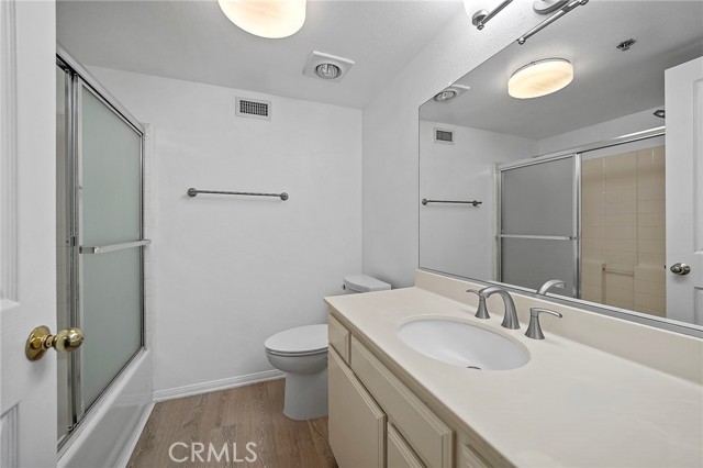 Detail Gallery Image 4 of 13 For 4501 Cedros Ave #218,  Sherman Oaks,  CA 91403 - 3 Beds | 3 Baths