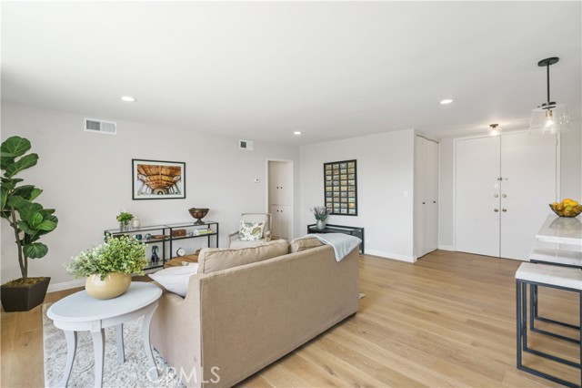 Detail Gallery Image 11 of 28 For 10707 Camarillo St #317,  Toluca Lake,  CA 91602 - 3 Beds | 2 Baths