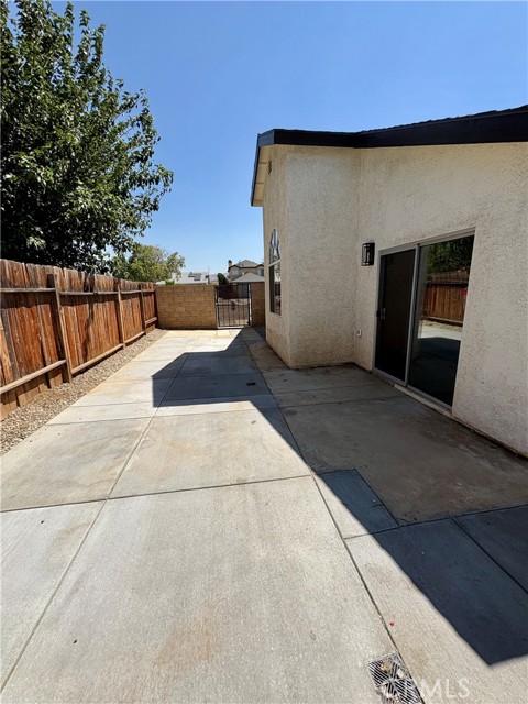2137 Estrella Court, Palmdale CA: https://media.crmls.org/medias/f1d15f7a-2bd2-4a50-823e-21442c3ca409.jpg