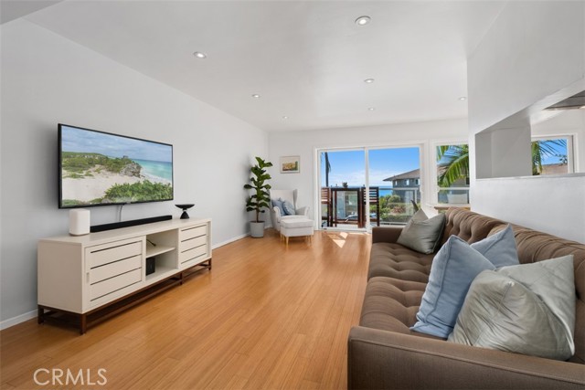 21703 Ocean Vista Dr 201A, Laguna Beach CA: https://media.crmls.org/medias/f1d23054-d993-4352-a2c3-42f564c359a5.jpg