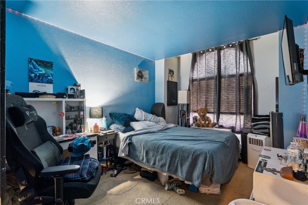 https://media.crmls.org/medias/f1d27b97-583b-4647-8fd9-1abd57049d36.jpg?preset=X-Large
