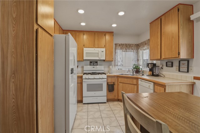 Detail Gallery Image 5 of 23 For 13886 San Gorgonio, Victorville,  CA 92392 - 2 Beds | 2 Baths