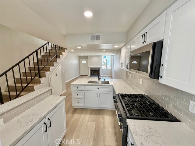 3075 Foothill Boulevard, La Crescenta CA: https://media.crmls.org/medias/f1d6b03e-41a5-49d3-bf7d-27f50c21fd7f.jpg