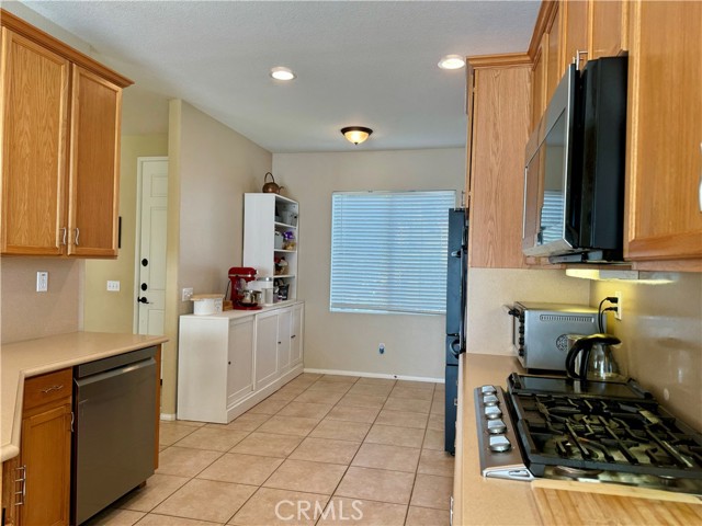 Detail Gallery Image 10 of 28 For 28238 Alton Way, Castaic,  CA 91384 - 4 Beds | 2/1 Baths