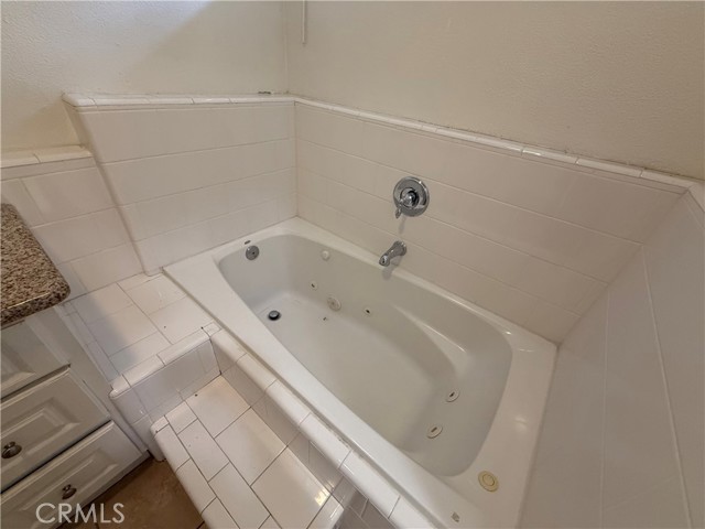 Detail Gallery Image 8 of 21 For 6900 Garden Grove, Reseda,  CA 91335 - 4 Beds | 2 Baths