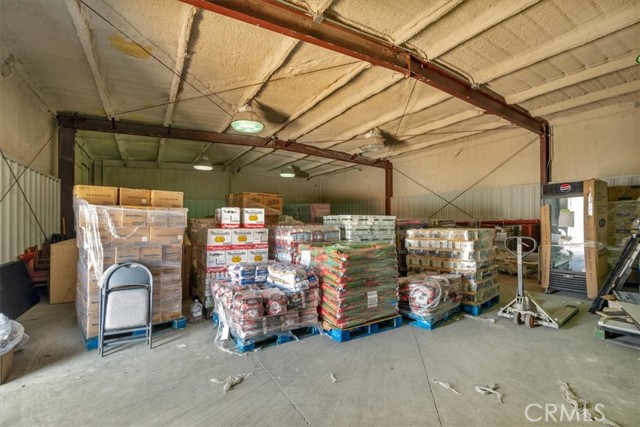13715 E Nebraska Avenue, Kingsburg CA: https://media.crmls.org/medias/f1d8616a-2823-48e8-90c7-13e0df9b08f3.jpg