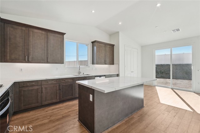 41810 Castello Lane, Palmdale CA: https://media.crmls.org/medias/f1d8ca51-c2ef-427e-a7bb-9cbf0da1e912.jpg