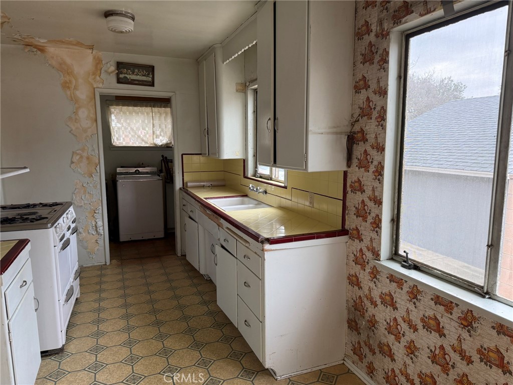 https://media.crmls.org/medias/f1db2352-3b10-4bf6-85bd-8cd8f1c4278a.jpg?preset=X-Large