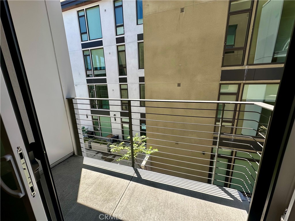 https://media.crmls.org/medias/f1dbfd22-567d-4432-a345-5baab5cae4b0.jpg?preset=X-Large