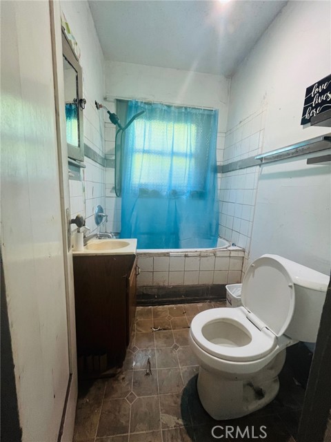 1901 S Broadway, Santa Ana CA: https://media.crmls.org/medias/f1dd153d-260a-4037-98d3-06f22097b29a.jpg