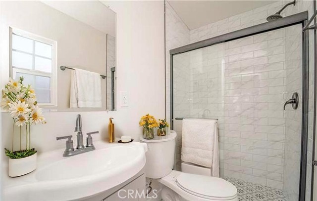 Detail Gallery Image 2 of 9 For 440 W 68th St, Los Angeles,  CA 90003 - 5 Beds | 3 Baths