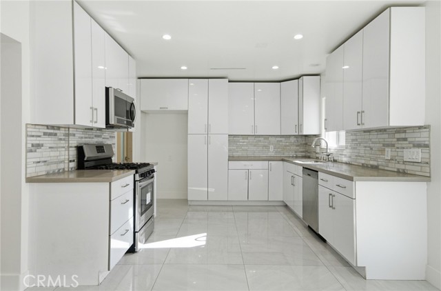 Detail Gallery Image 12 of 57 For 6015 Laurelgrove, North Hollywood,  CA 91606 - 5 Beds | 5 Baths