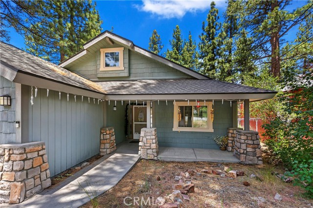 Detail Gallery Image 3 of 24 For 329 E Sherwood Bld, Big Bear City,  CA 92314 - 3 Beds | 2 Baths