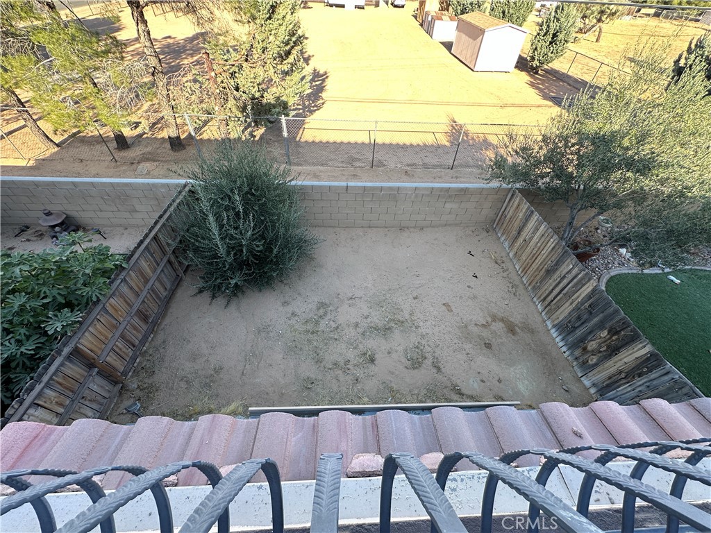 https://media.crmls.org/medias/f1e46607-96f4-453c-a98c-450ed47be1d6.jpg?preset=X-Large
