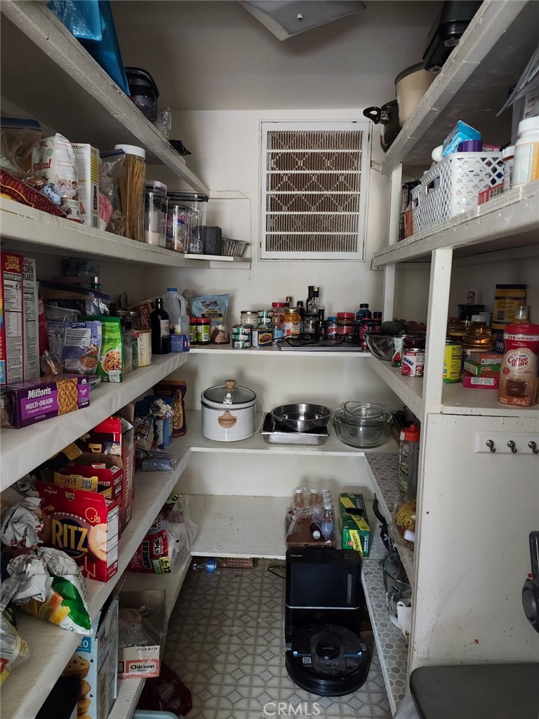 https://media.crmls.org/medias/f1e4c6d4-4023-47d2-9f4c-6bdb2813f0f4.jpg?preset=X-Large