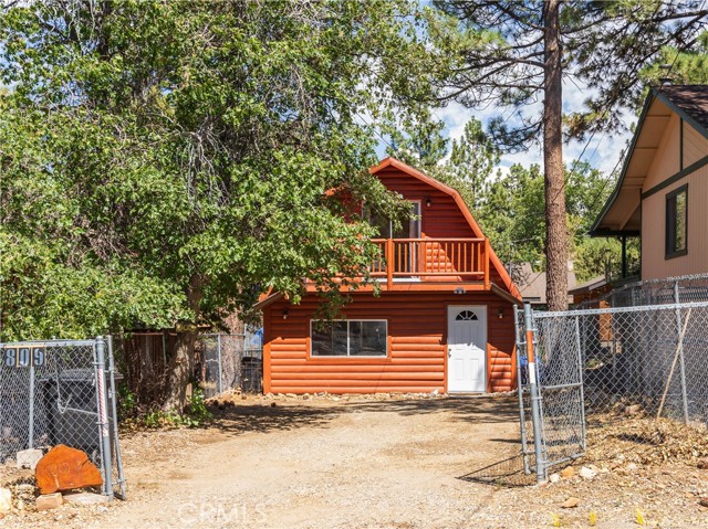 809 San Bernardino Avenue, Sugarloaf CA: https://media.crmls.org/medias/f1e51999-7b45-45d5-9228-0568c3e79881.jpg