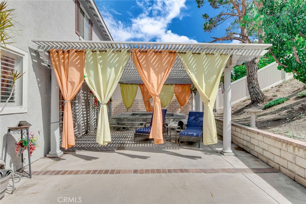 https://media.crmls.org/medias/f1efb1b7-41cc-4826-9039-f00f6c0eaa19.jpg?preset=X-Large