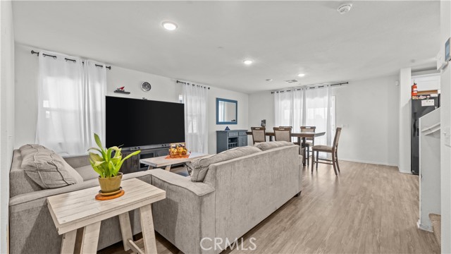 Detail Gallery Image 4 of 18 For 15979 Shawnee, Victorville,  CA 92394 - 4 Beds | 2/1 Baths