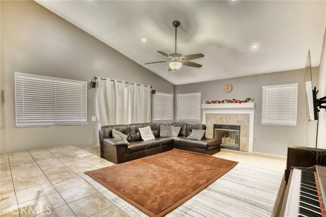 5802 Russ Place, Palmdale CA: https://media.crmls.org/medias/f1f5949a-1a8e-4a20-8352-2575831ed3e4.jpg