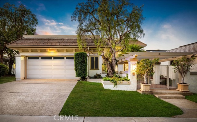 31 Saint Tropez, Newport Beach CA: https://media.crmls.org/medias/f1f5f8e9-bc3c-49b1-ae7b-8dc55890aea2.jpg