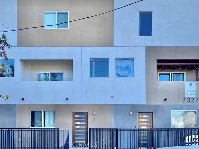 Detail Gallery Image 7 of 38 For 7327 Kester Ave #3,  Van Nuys,  CA 91405 - 4 Beds | 3/1 Baths
